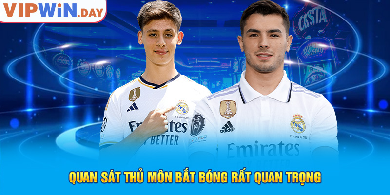 Quan sát thủ môn bắt bóng rất quan trọng